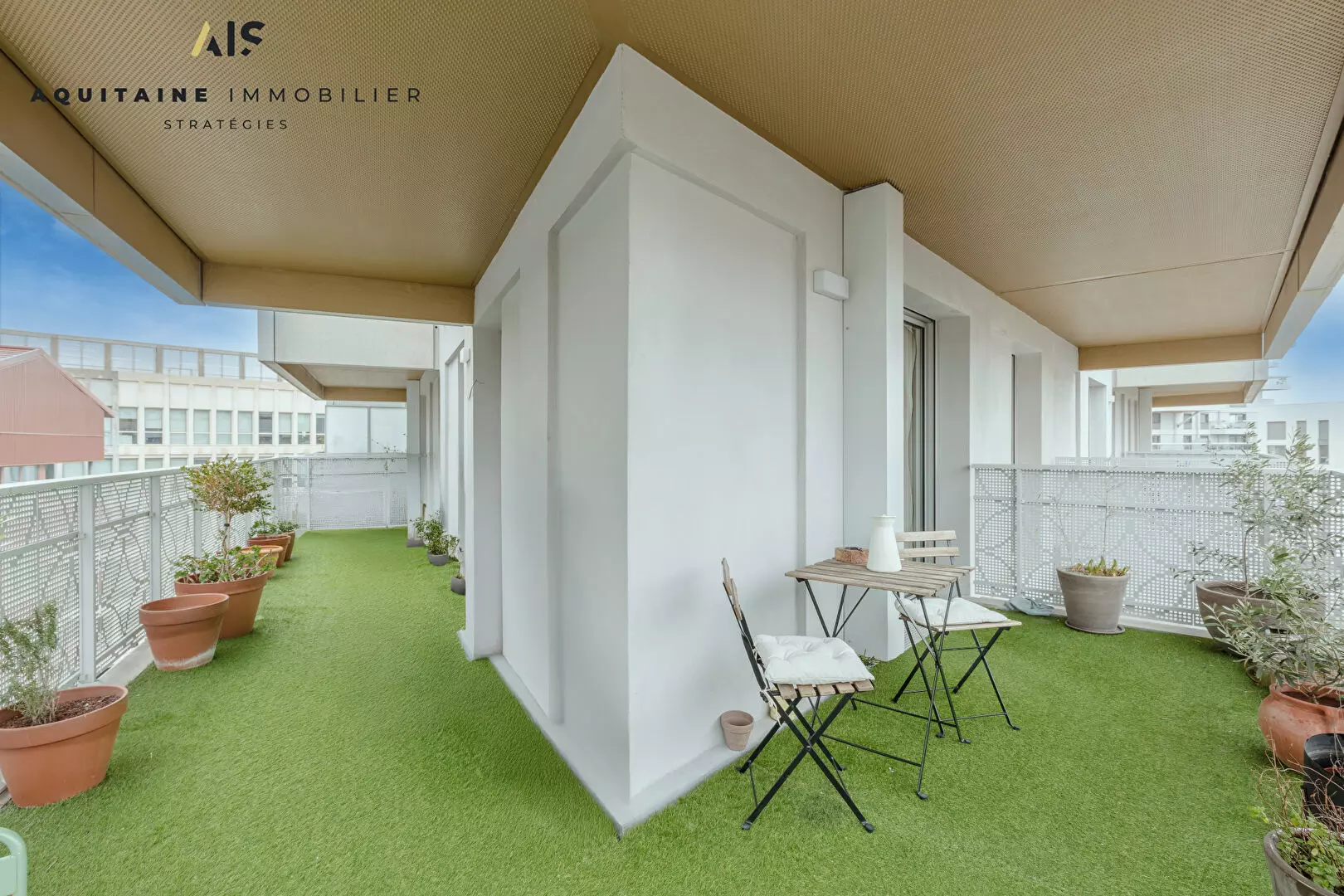 AQUITAINE IMMOBILIER STRATEGIES - EXCLUSIVITE - APPARTEMENT T4  80 M² + TERRASSE 31 M² + PARKING SOUS SOL BORDEAUX  GARE/ EURATLANTIQUE/BELCIER / image 2