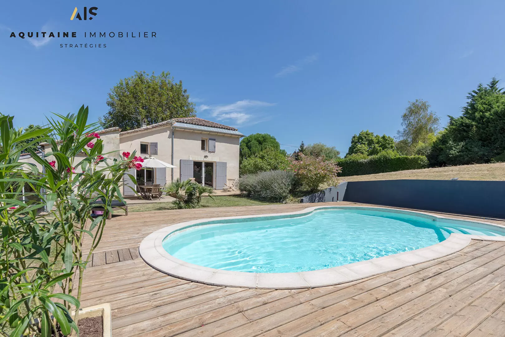 AQUITAINE IMMOBILIER STRATEGIES - EXCLUSIVITE - CROIGNON - MAISON 195 M²  TERRAIN 3000 M² AVEC PISCINE ET GARAGE. / image 0