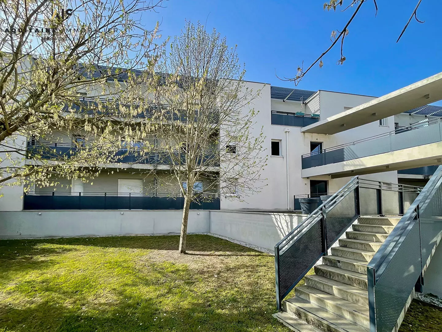 AQUITAINE IMMOBILIER STRATEGIES - MERIGNAC CAPEYRON- APPARTEMENT T2 ENV 45 M² + BALCON + PARKING PRIVATIF EN SOUS SOL. / image 1