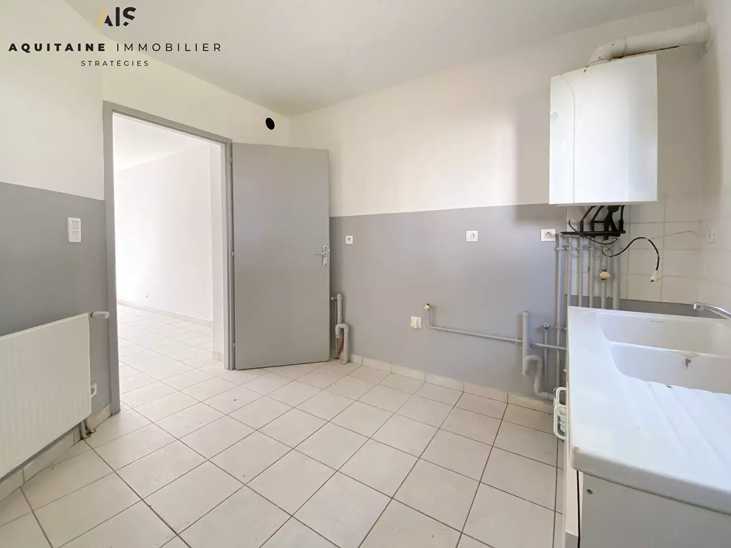 AQUITAINE IMMOBILIER STRATÉGIES - EXCLUSIVITÉ - BUXEROLLES - MAISON/APPARTEMENT TYPE 3 - ... M² - JARDINET AVEC TERRASSE - PARKING / image 3